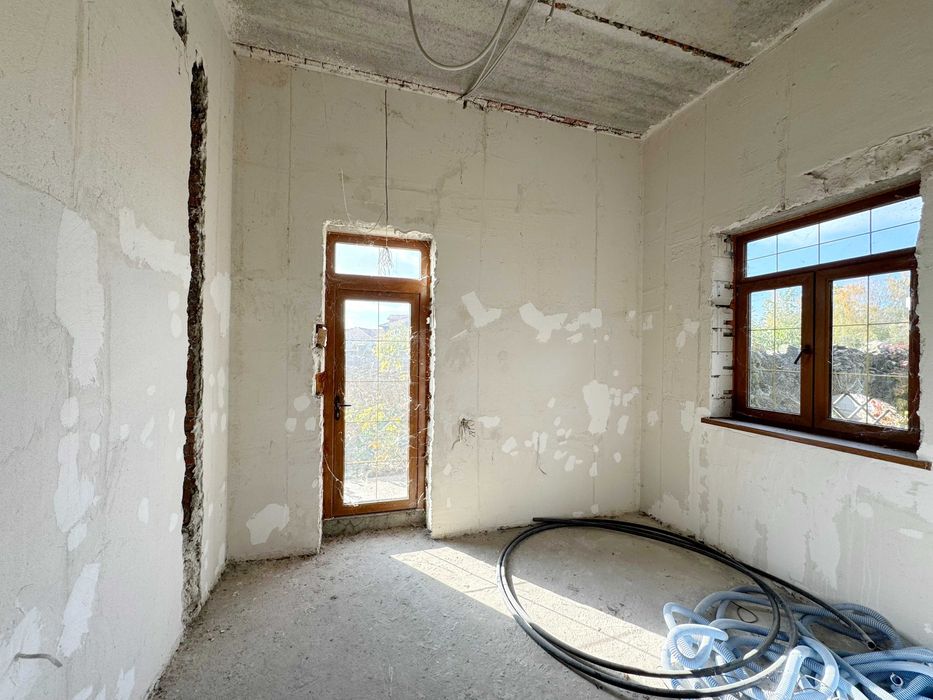 Дом в Совиньоне, ул. Бризова. 9 соток. Есть подвал. Гараж на 2 авто