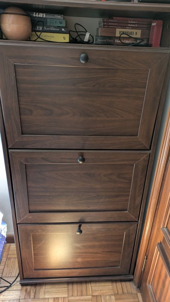 Sapateira IKEA BRUSALI Madeira escura 
Sapateira c/3 compartimentos
