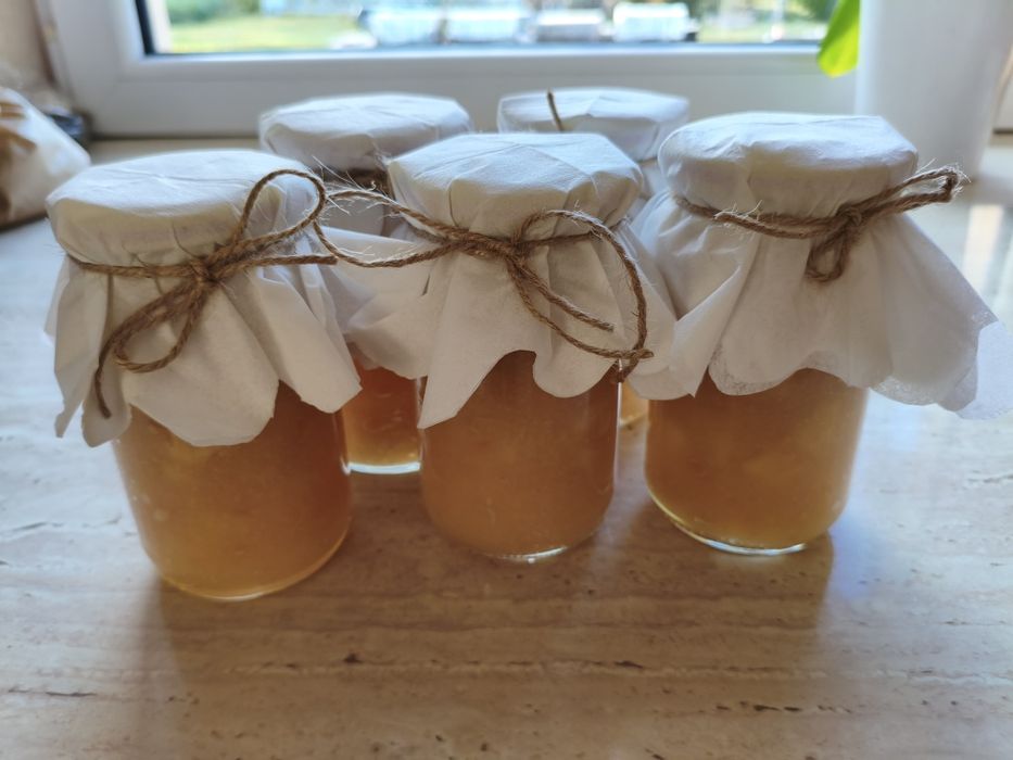 Naturalny mus jabłkowy z przydomowego ogrodu