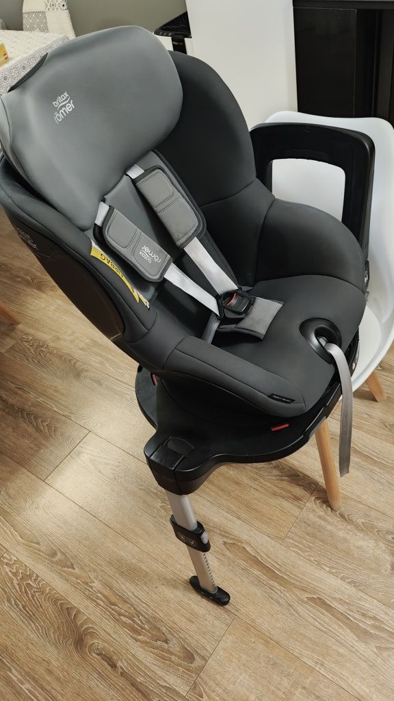 Fotelik Britax Dualfix M iSize 0-18kg 61-105cm 360 baza