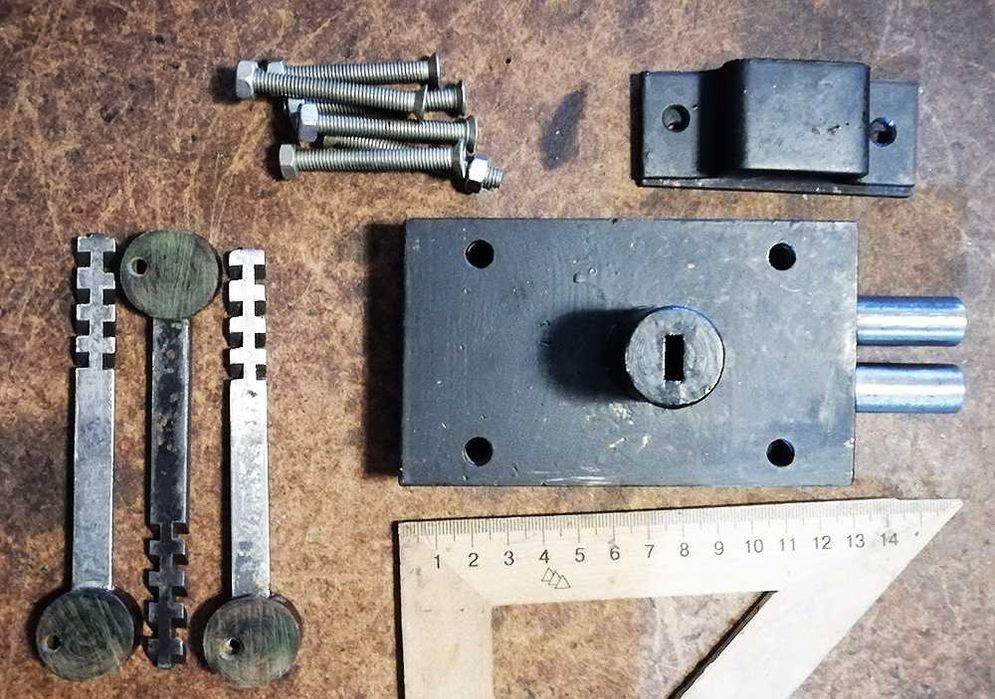 Замок  для  двери гаражный цельнометаллический