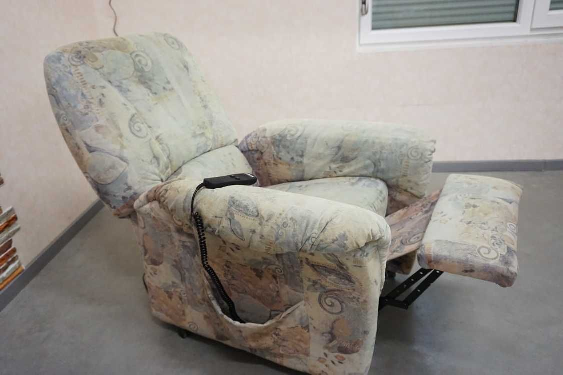 fotel geriatryczny dla Seniora + funkcja pomocy wstawania Hukla w-763