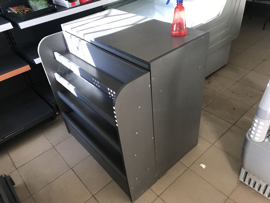 Касове місце та прикасовий стелаж