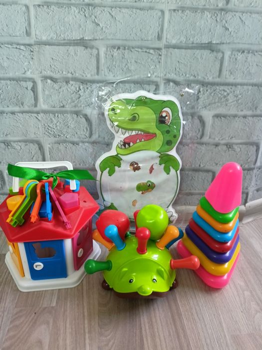 Сортери, піраміда, іграшки для немовлят до 2 років