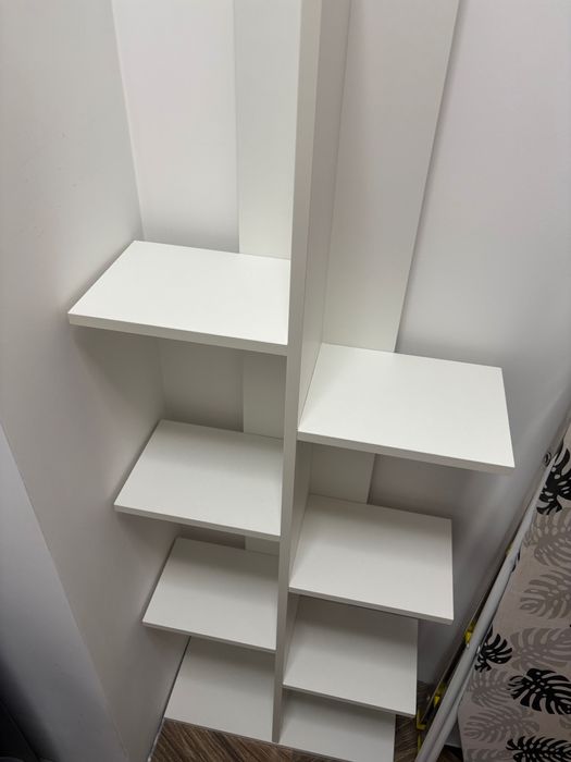 Regał na książki w kształcie drzewa