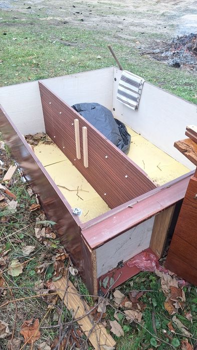 Старі меблі шафа стіл