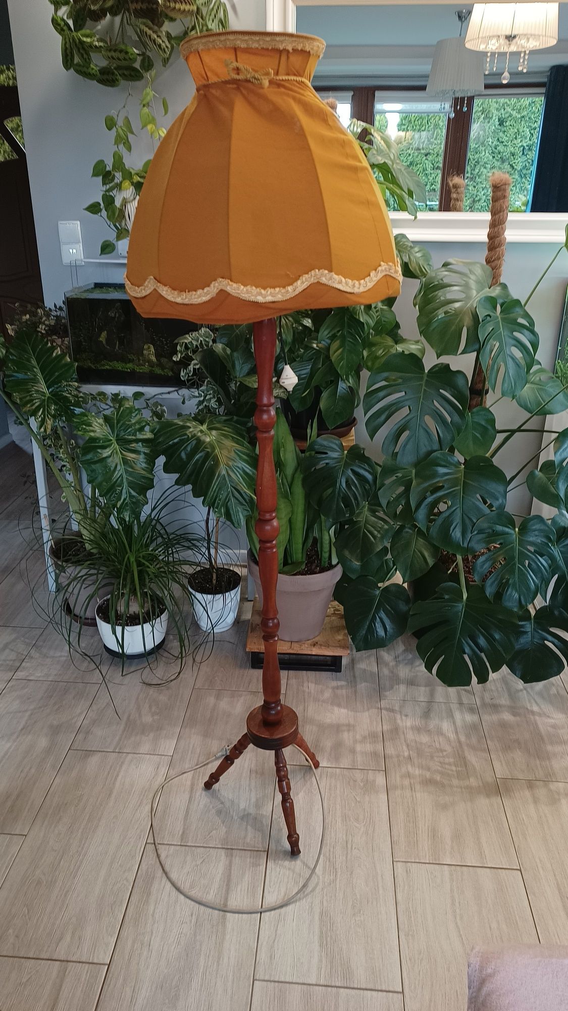 Lampa prl stojąca na 3 nogach