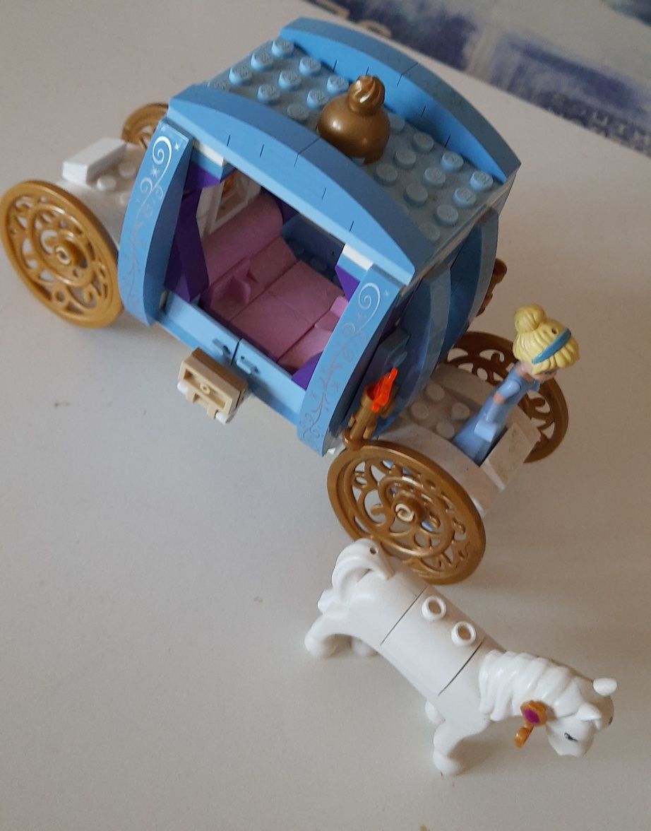 Carruagem, cavalo e princesa Lego