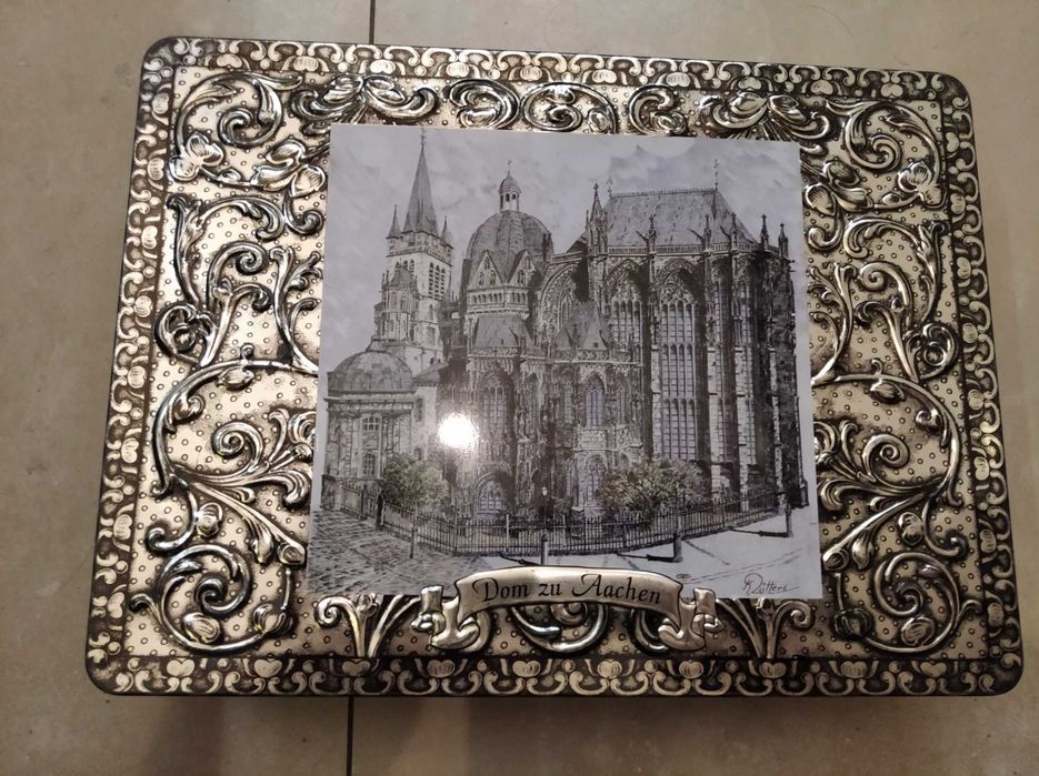 Szkatułka metalowa ozdobna