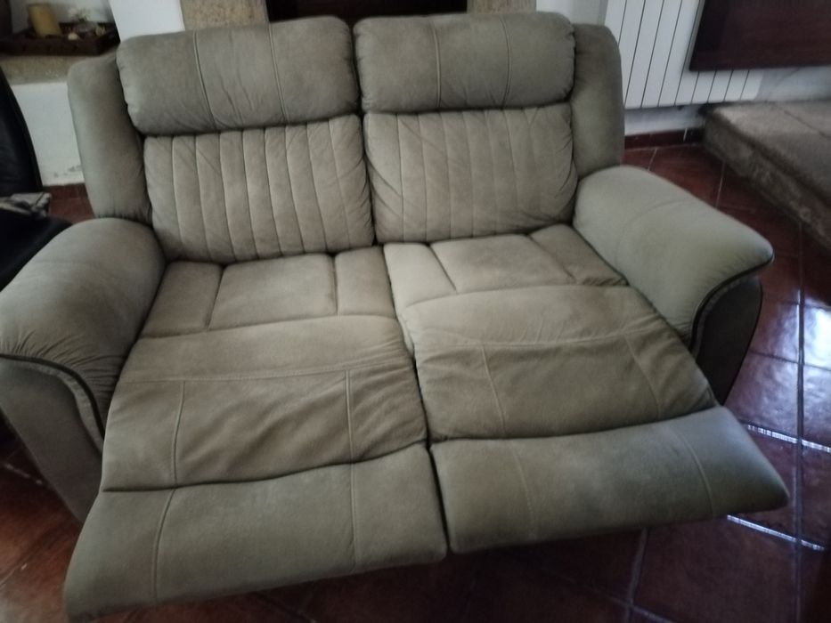 Sofá de dóis lugares com elevatória