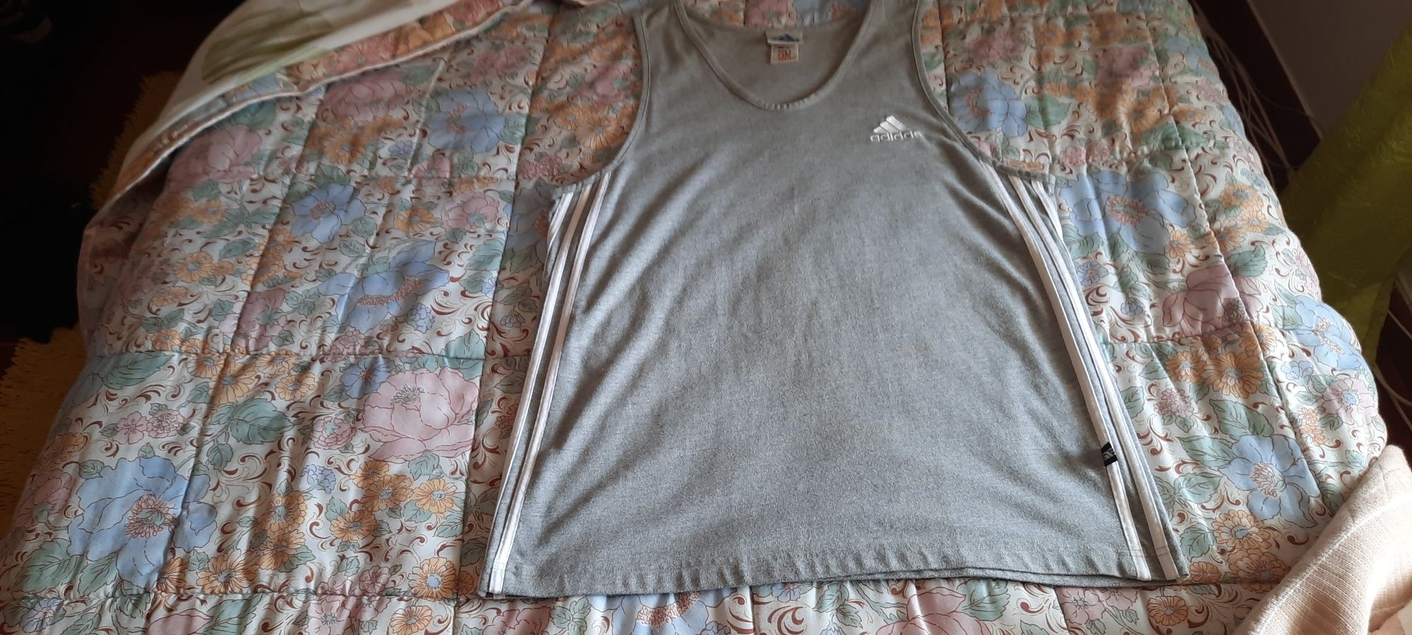 Camisete Adidas de cor cinza