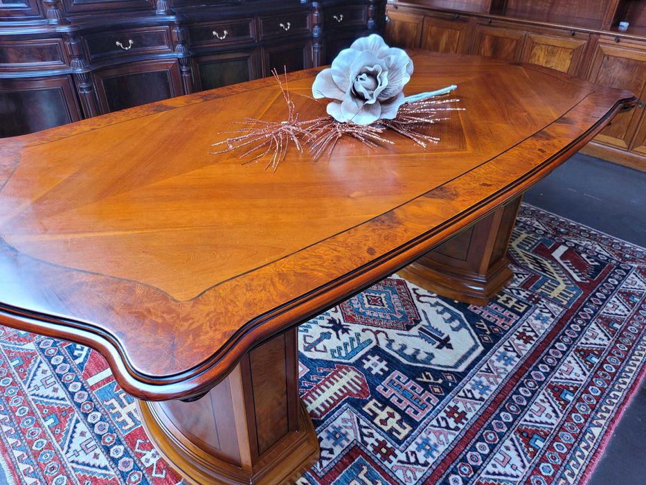 Enorme mesa de sala - Muito bom estado geral