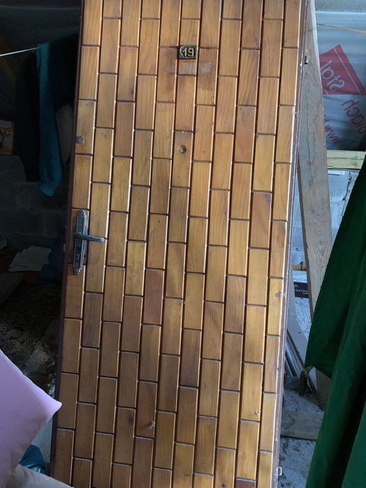 Solidne drzwi drewniane z futryna drewnianą