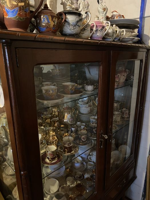 Vitrine Antiga em Madeira Maciça