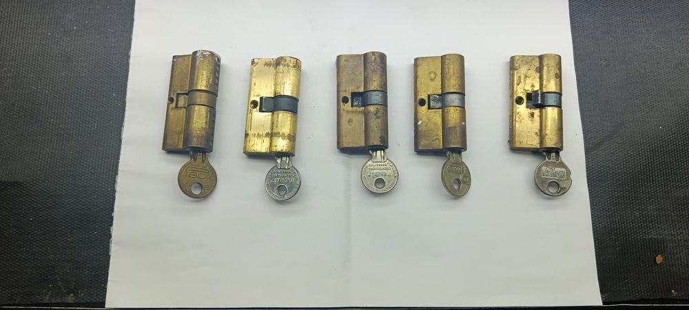 Zamki i szyldy drzwiowe zewnętrzne i wewnętrzne