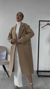 Женское длинное пальто цвета кемел.