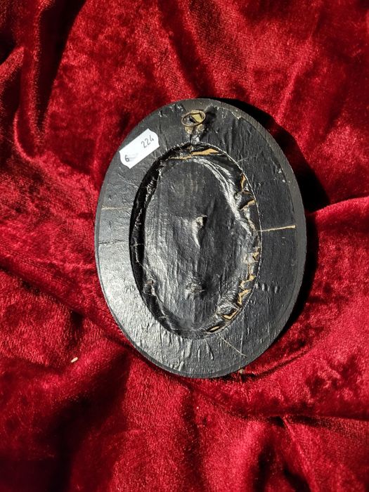 Zabytkowy krzyż w starej ramie za szkłem