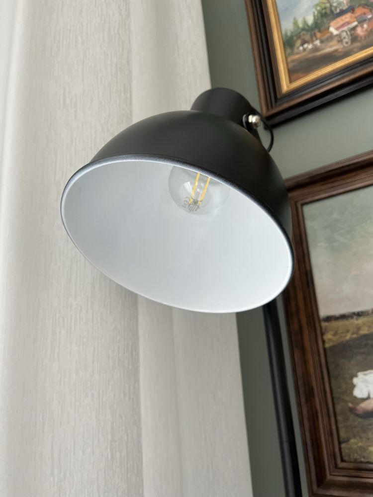 Lampa podłogowa do salonu retro