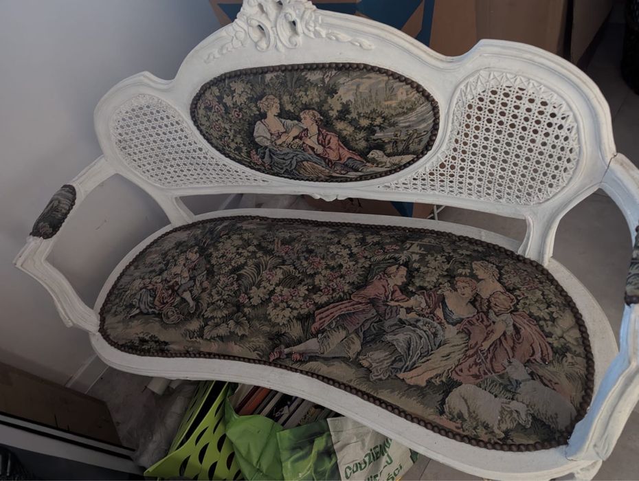 Zestaw mebli drewnianych w stylu barokowym