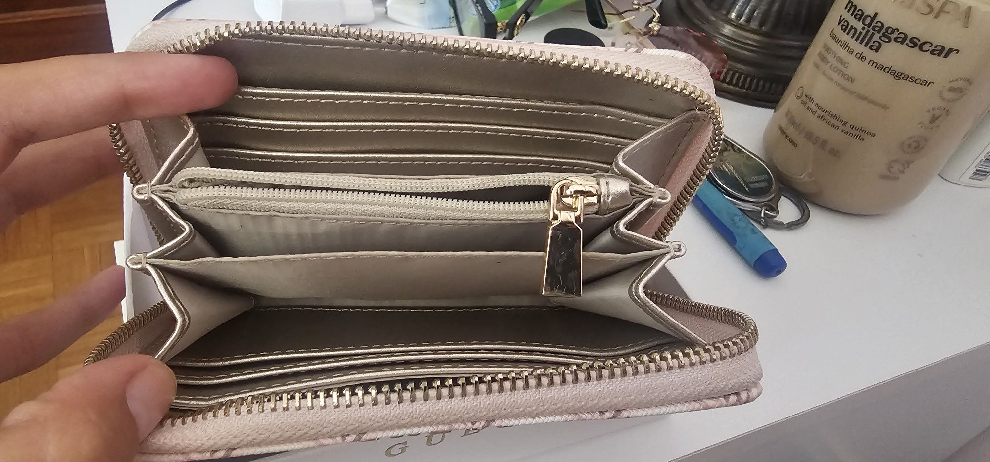 Carteira Guess rosa