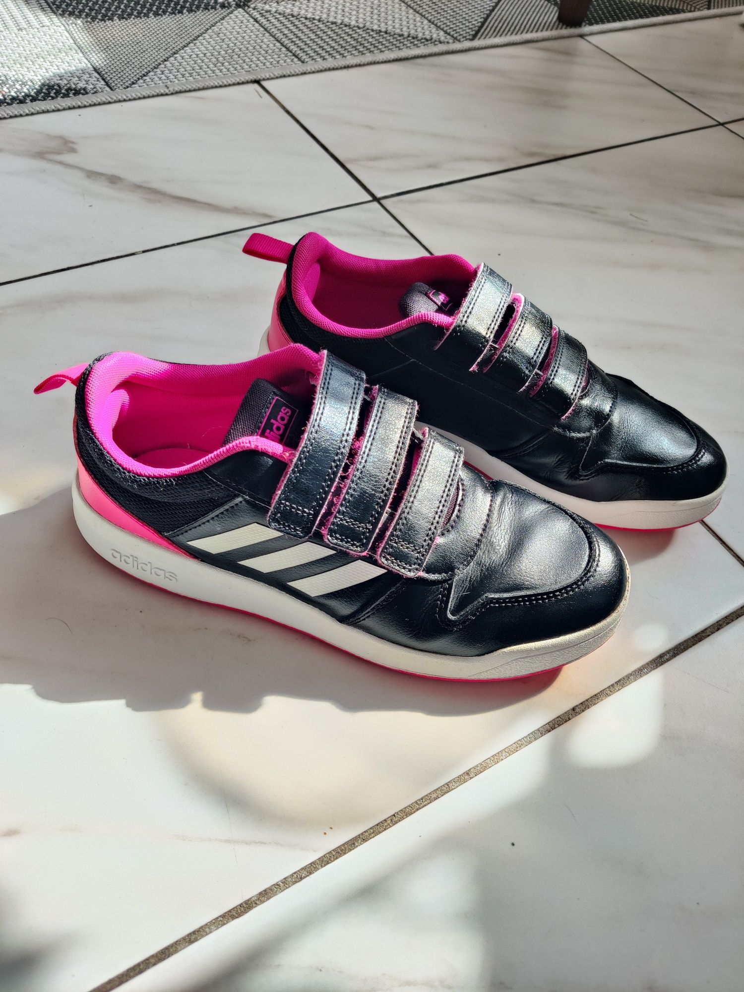 Кросівки Adidas, мокосини, спортивне взуття
