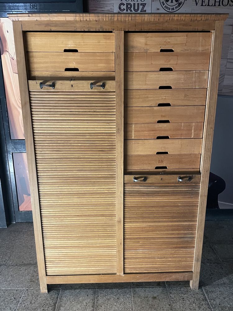 Movel arquivo de persiana, estante e mesas de carpinteiro vintage!