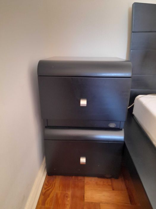 Conjunto cama de casal preta em madeira e 2 mesas de cabeceira