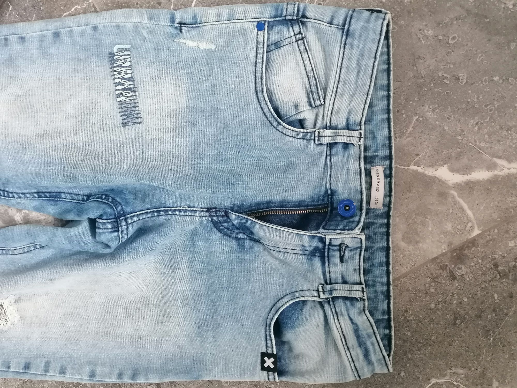 Spodnie jeanowe jeansy wiosna 2022 jasne przetarcia Reserved 158