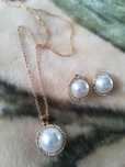 Conjunto de Colar + Brincos de Pérolas e Pedras Brilhantes