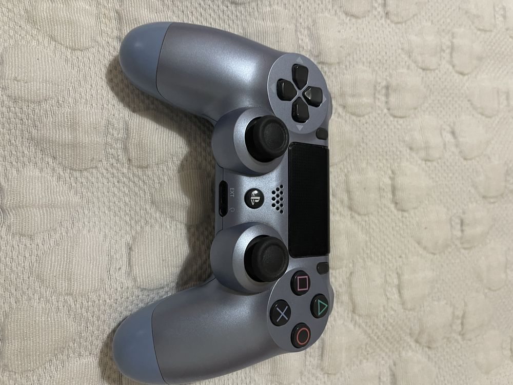 PS4 500GB + comandos.
