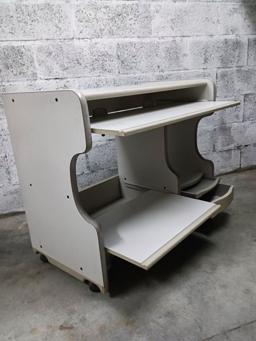 Secretaria multifuncional em madeira lacada branco.
Medidas: 96/80/50c