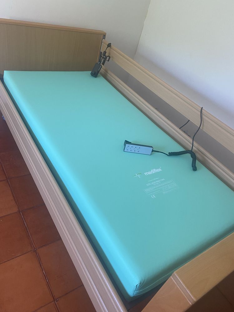 Cama articulada com barras laterais