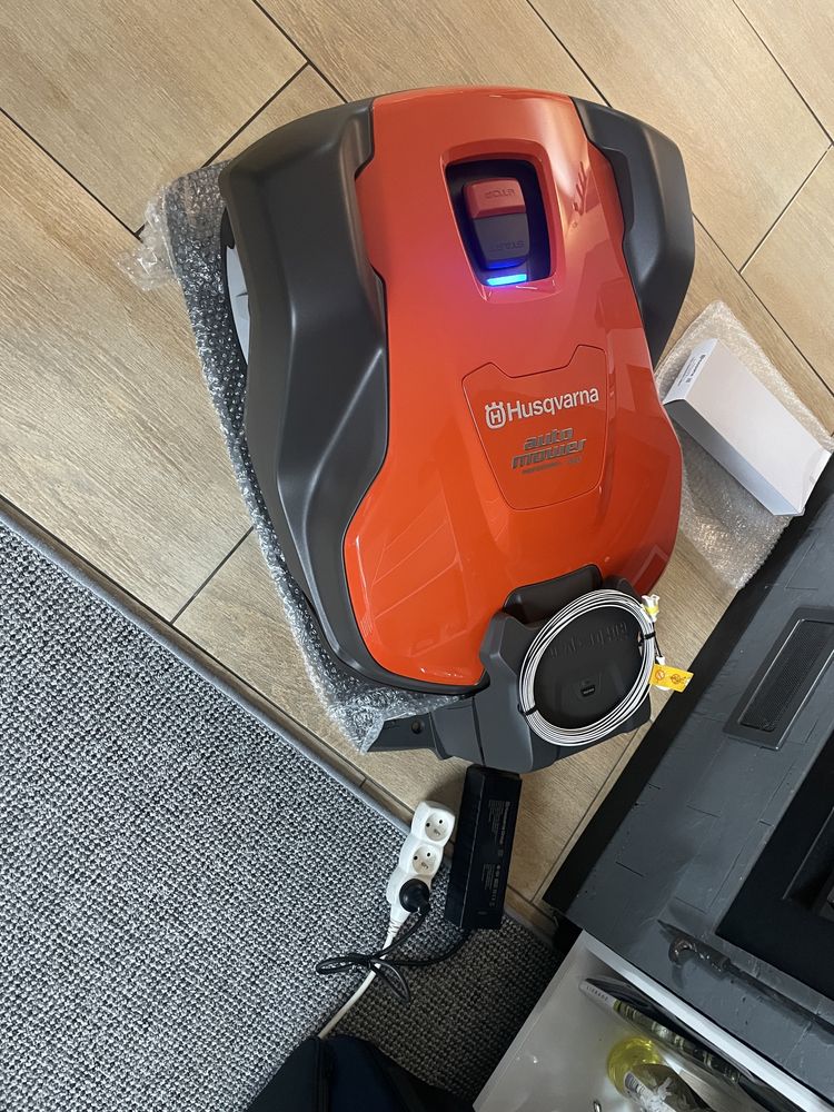 Robot koszacy GPS Husqvarna 520 na 2500m2 3 linie doprowadzajace