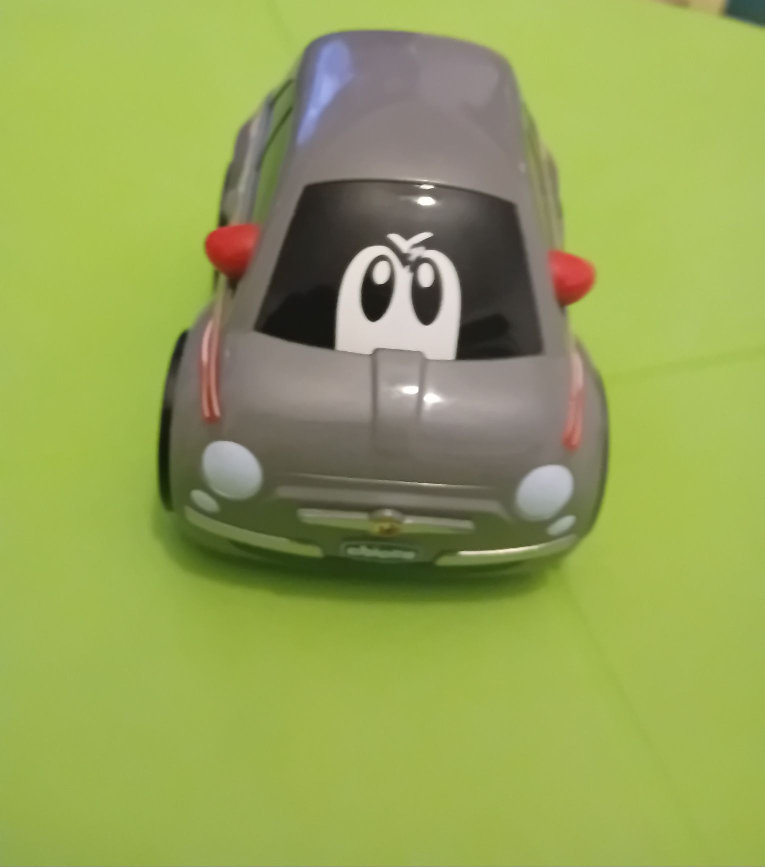 Carro da Chicco a pilhas