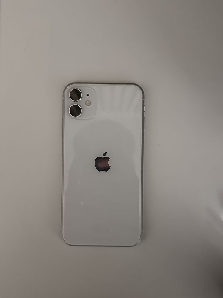 Biały iphone 11.