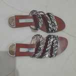 Chinelos marca Zara