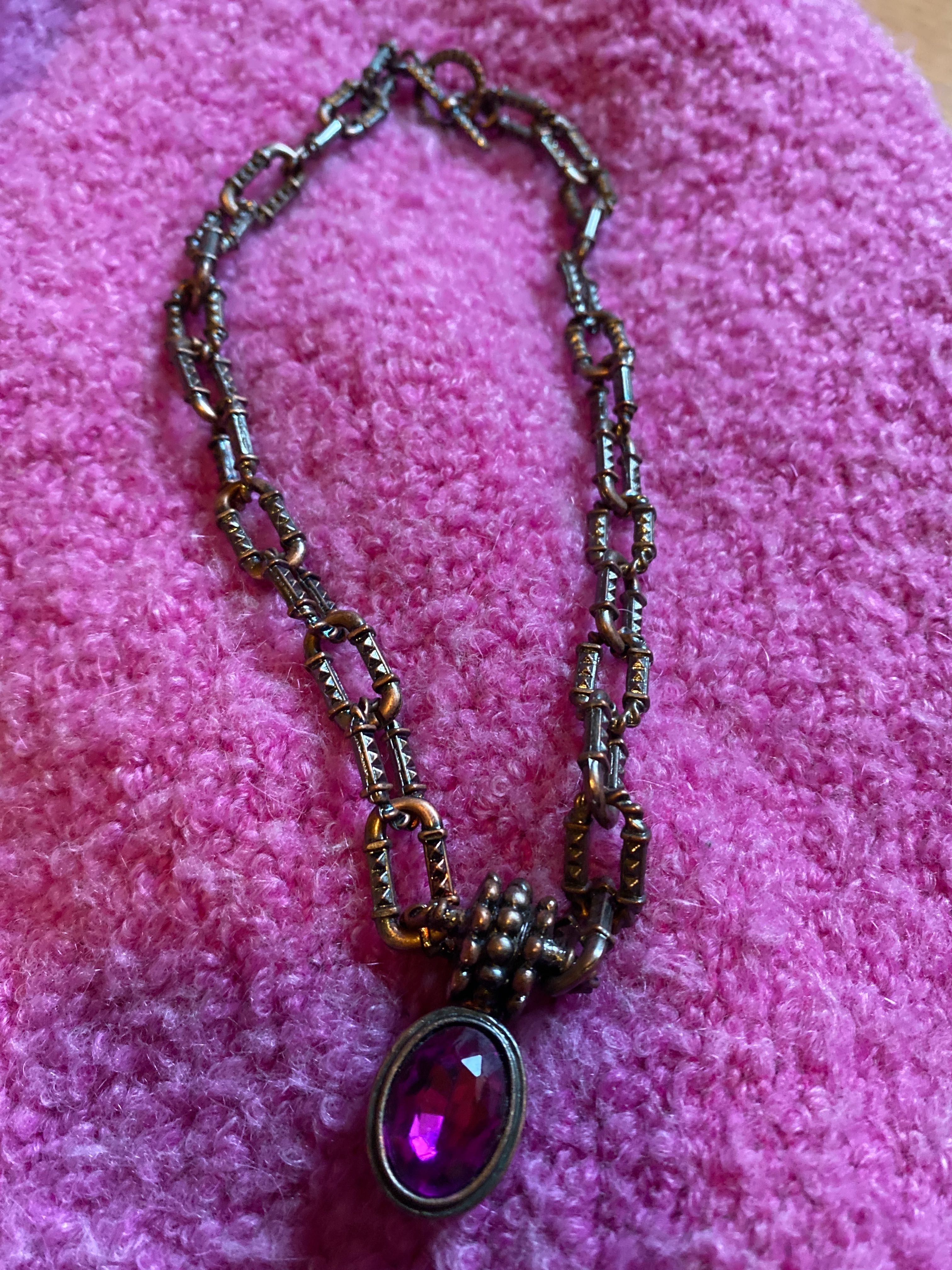 Naszyjnik z fioletowym oczkiem vintage