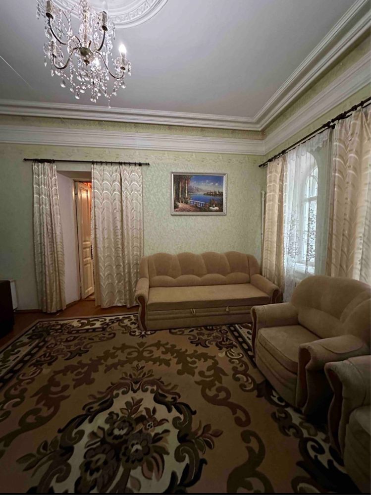продам півбудинку. Центр. Гараж. Ділянка.