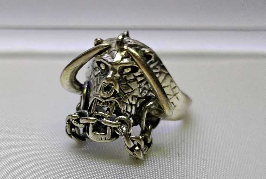 Srebrny sygnet - potwór z łańcuchem - 925 - nr 028