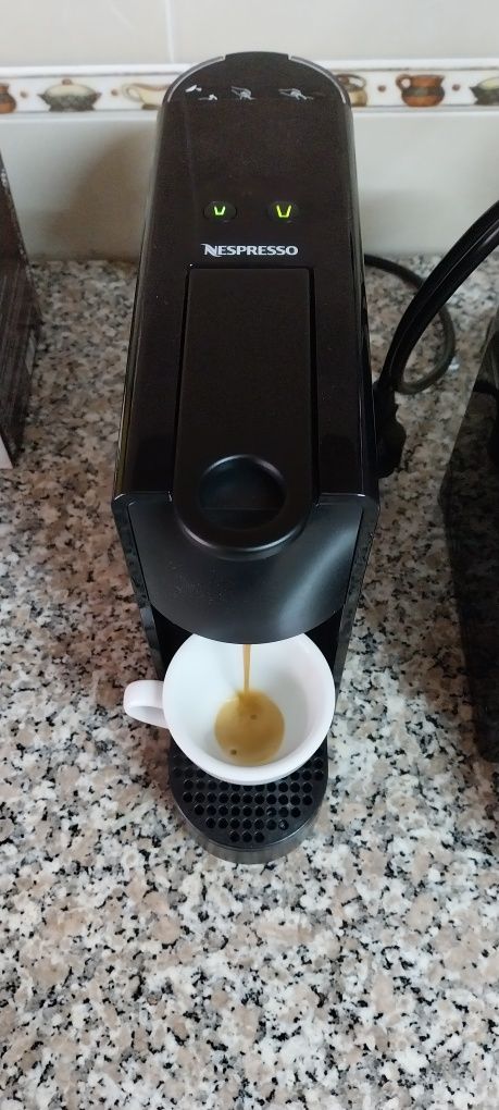 Máquina Café Nespresso Essenza Mini