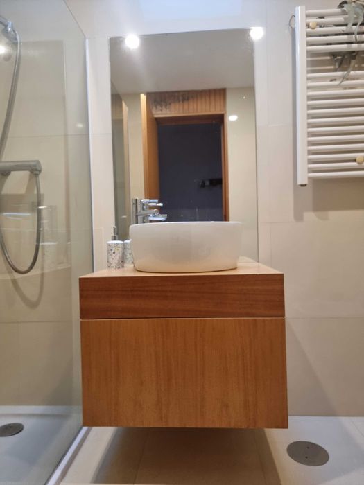 Movel com pia e torneira de wc