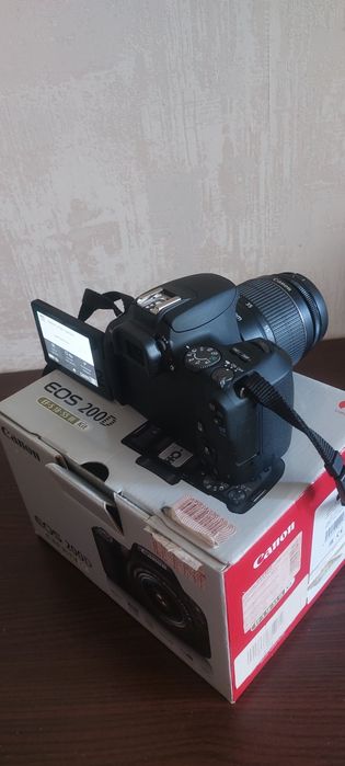 Дзеркальний фотоапарат  Canon EOS 200D KIT 18-55