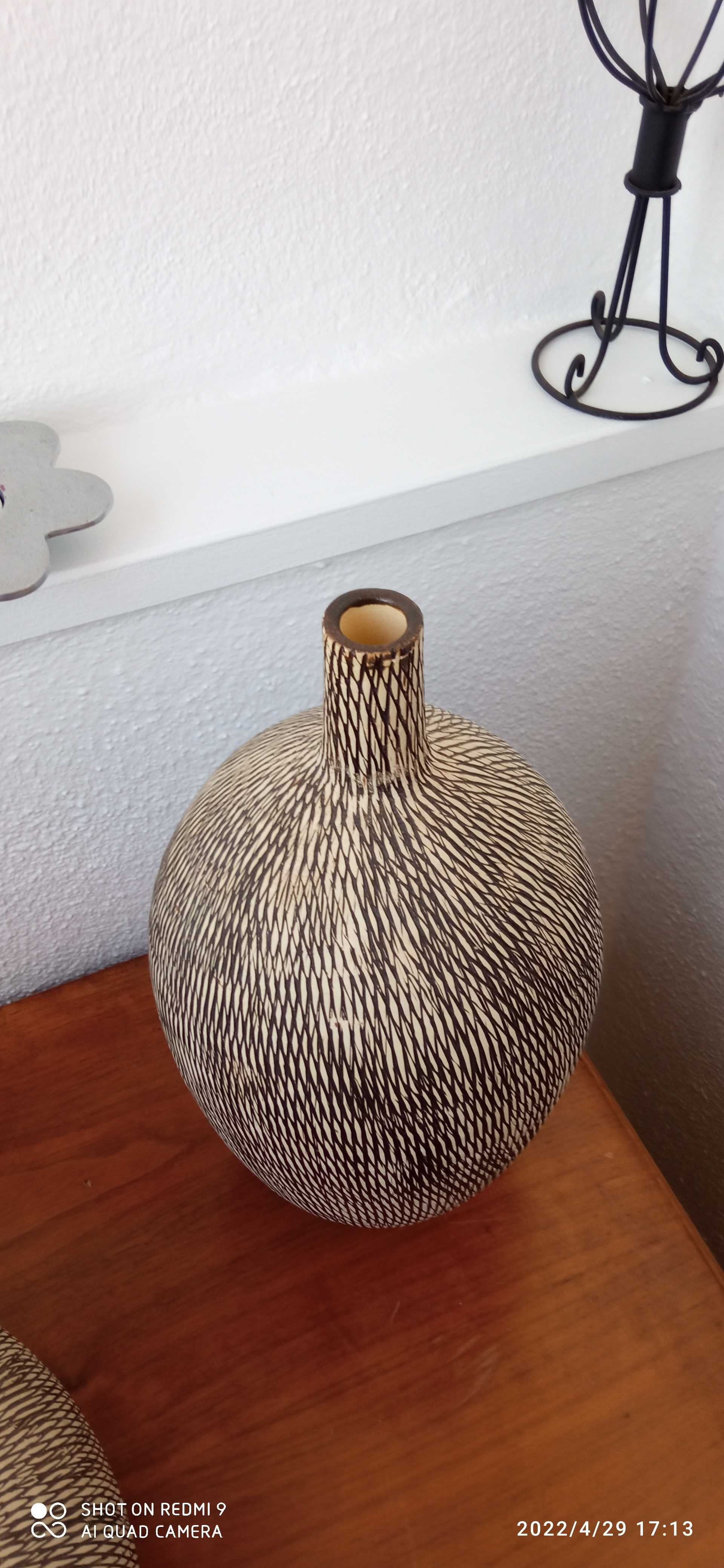Jarras em barro , com 37cm e 26 cm de altura