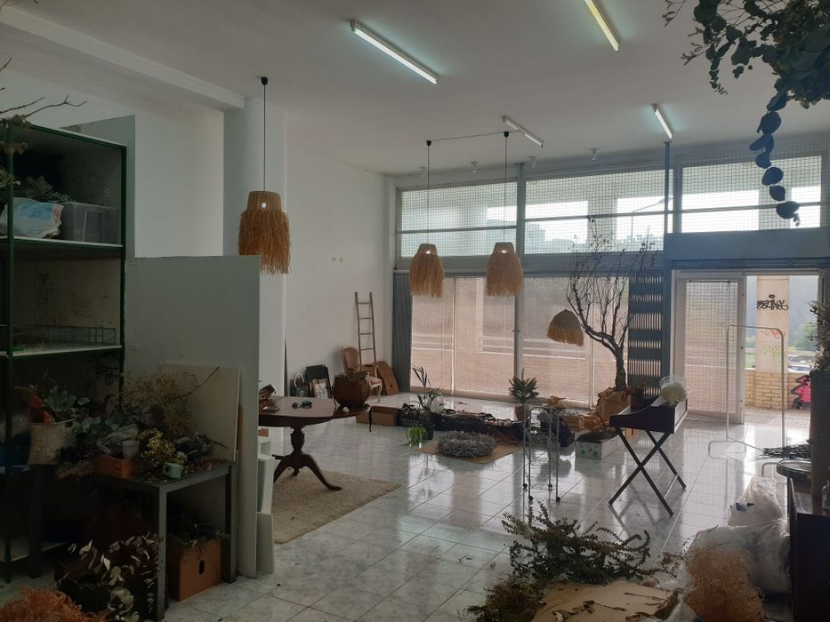 Loja comercial com 80 m² e 4 m de pé direito
