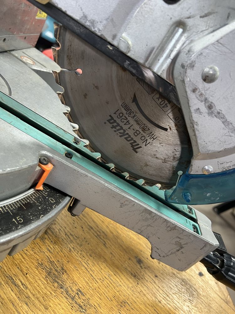 Торцовочная пила Makita LS1018LN