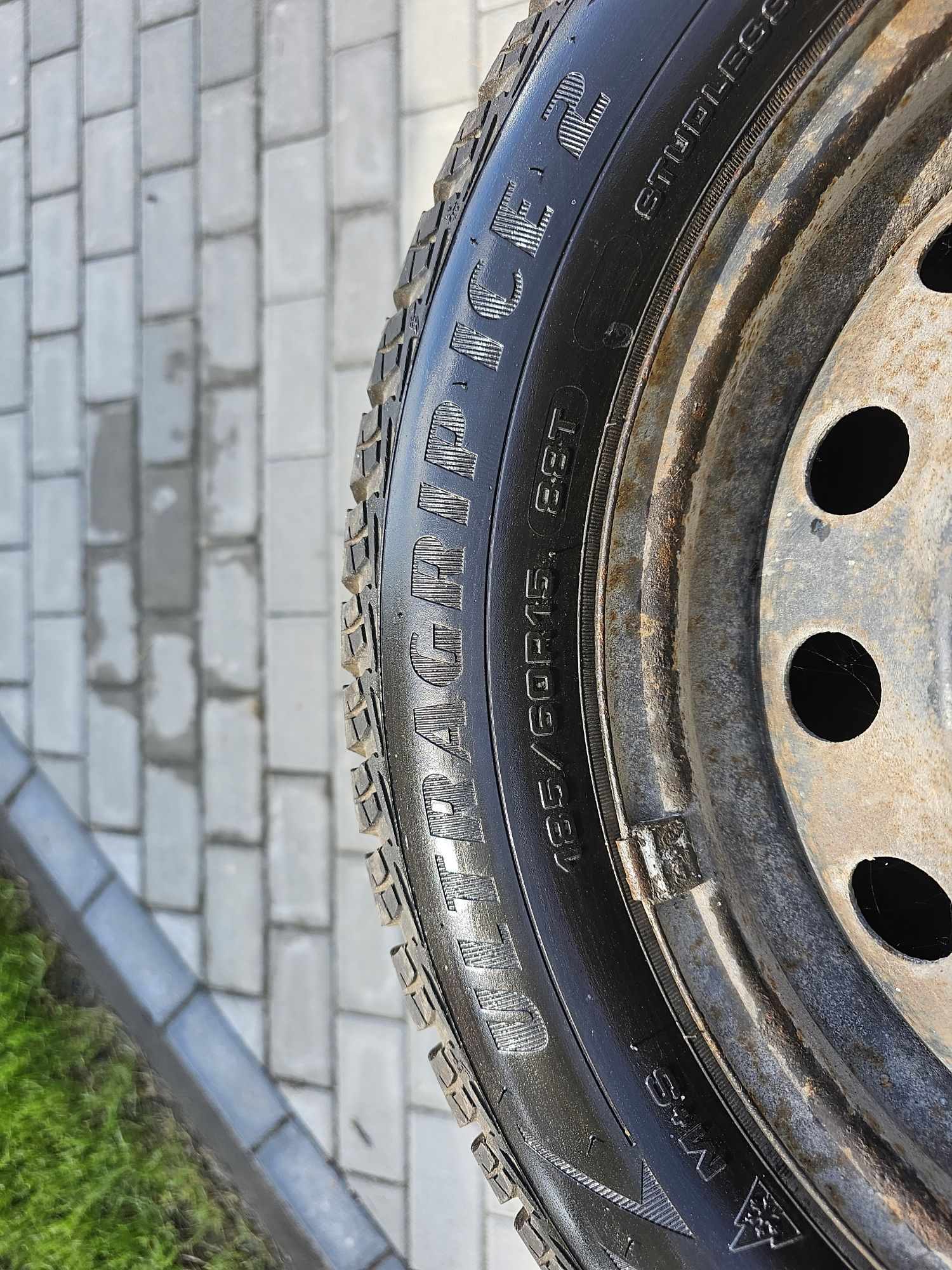 Opony zimowe Goodyear na stalowych felgach