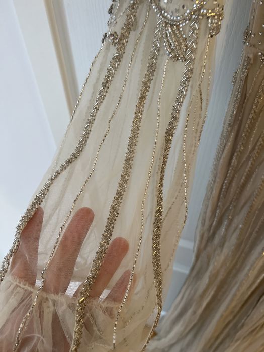 Zjawiskowa suknia ręcznie wyszywana