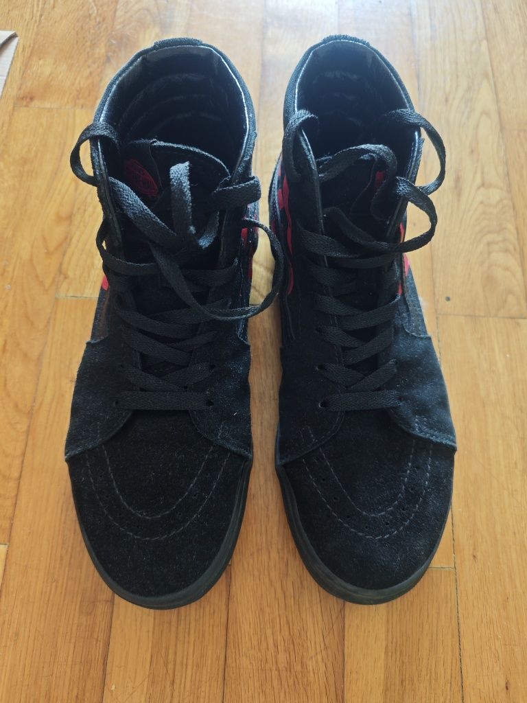 Sapatilhas sk8-HI pretas e vermelhas da Vans com estampagem