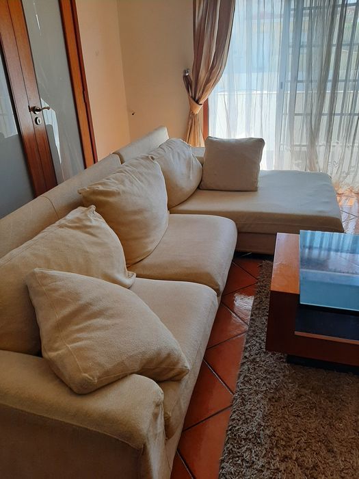 Sofá em tecido, interior de penas cor amarelo, muito espaçoso