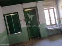 Moradia T4 em Mataduços para Restauro